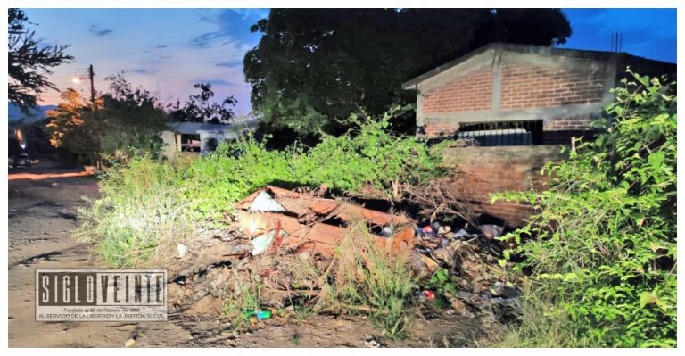 La administración del Panteón de Cútzeo tira ataúdes usados a la calle