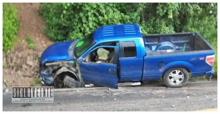 Una joven sale ilesa al derrapar su camioneta en la carretera Tuzantla-Zitácuaro
