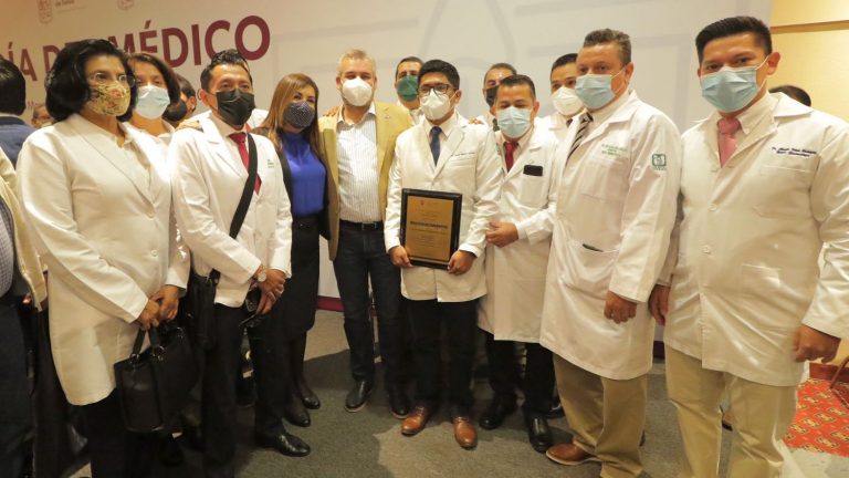 Gobierno de Michoacán reconoce labor de médicos durante la pandemia