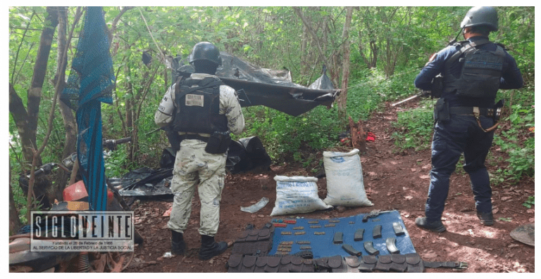 En Tiquicheo, la Policía Michoacán y GN desmantela campamento, decomisa droga, un arma y recupera 3 motos robadas