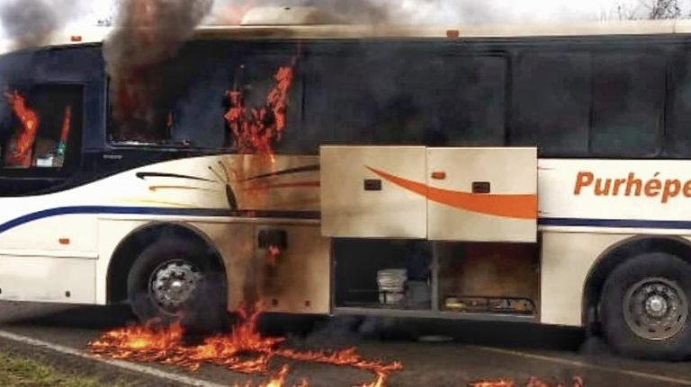 Incendiado autobús Purépechas, comuneros exigen buscar a desaparecidos