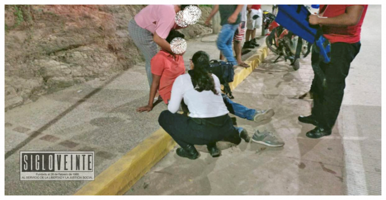Joven sufre de fractura de fémur al derrapar su moto cerca de la glorieta de Amalia Mendoza