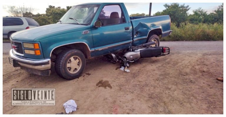 Por no fijarse, moto choca con camioneta en la carretera a Comburindio