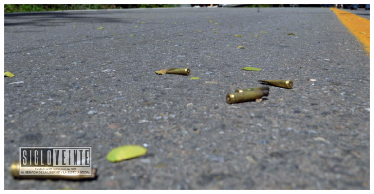 3 personas fueron atacadas a balazos en la carretera Tzitzio-Huetamo