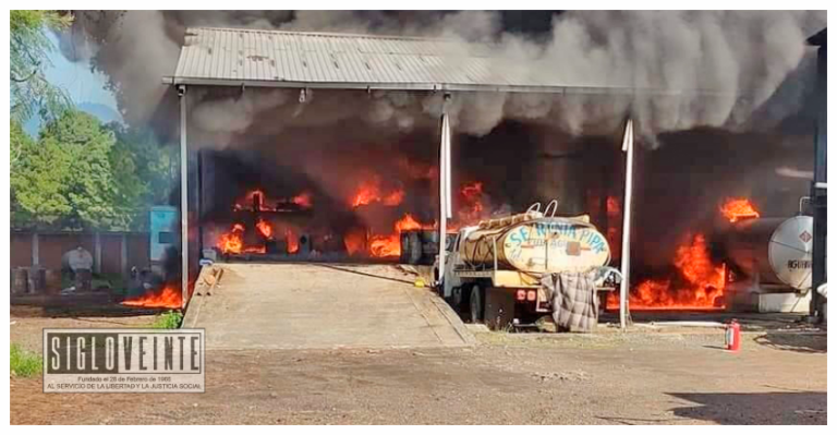 Arde resinera frente a Planta Pemex de Uruapan