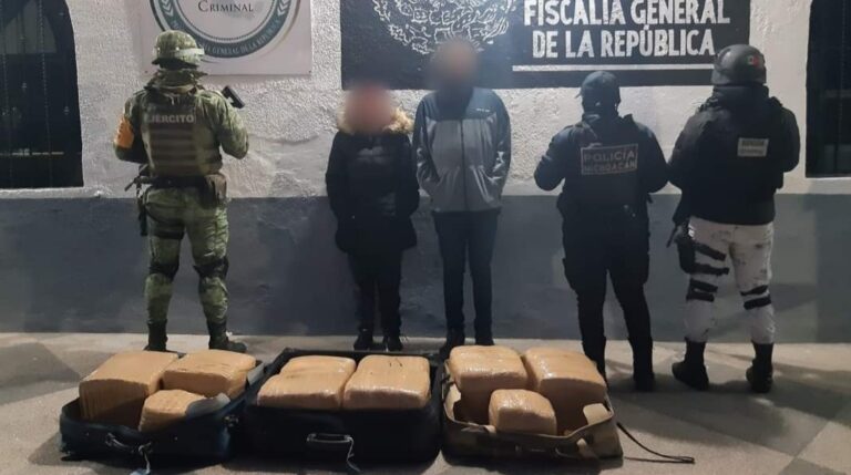 En la carretera Zitácuaro-Tuzantla, pareja fue detenida con 3 maletas de marihuana, autobús había salido de Huetamo