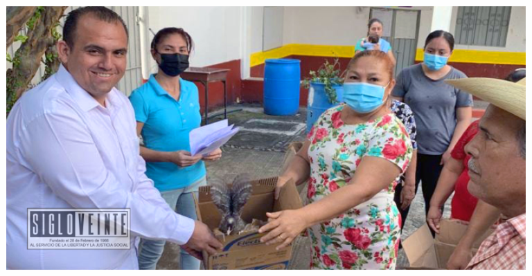 Familias de Paso de Núñez y Guacamayas reciben paquetes de pollitas ponedoras