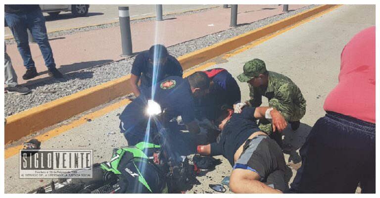 Grave motociclista al chocar con una camioneta en la Avenida Madero Norte de Huetamo, tuvo que ser llevado a Morelia