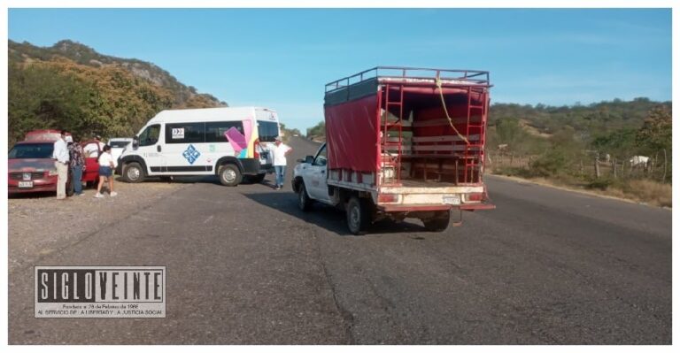 Camioneta de pasajeros y automóvil chocan en Puertas Cuatas, saldo 6 lesionados