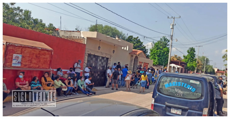Protestan maestros de la CNTE región Huetamo por falta de medicamentos en el ISSSTE