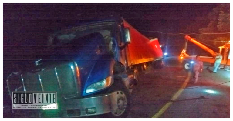 Tráiler cargado con huevo, se volcó en la carretera Tiquicheo a Huetamo