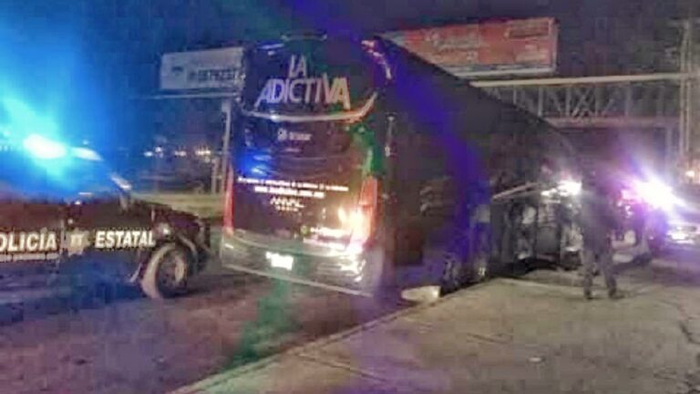 Balean camión de la banda La Adictiva en feria de Metepec
