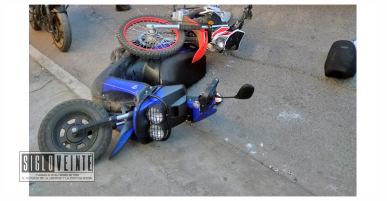 Chocan de frente dos motos, hay un herido leve