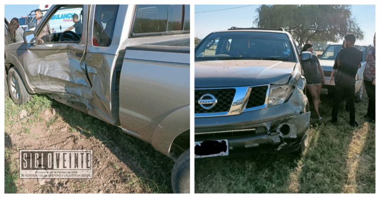 Dos camionetas chocaron frente a la Expo Feria de Huetamo