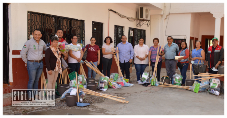 Entrega el alcalde Reynaldo Gómez material de limpieza instituciones educativas del municipio de Carácuaro