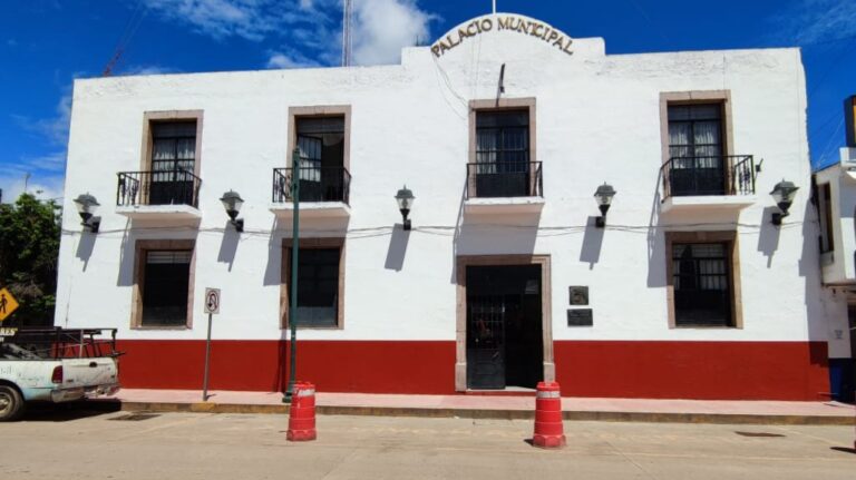 Ayuntamiento de Huetamo es demandado por autoridades electas del trienio 2018-2021, alegan la falta de pago de su aguinaldo del 2021