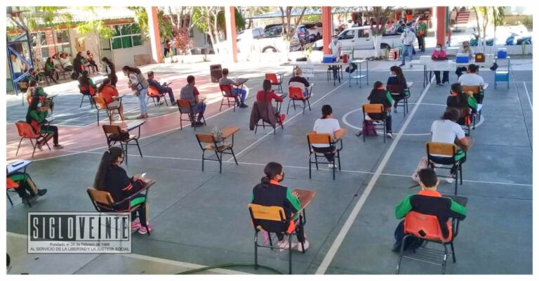 Vacunan contra el COVID-19 a los alumnos del CECyTEM de Carácuaro