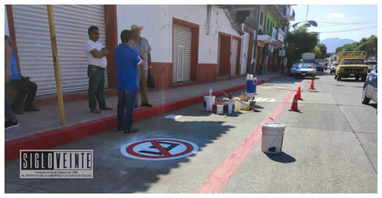 Realizan trabajos de balizamiento en el centro de Huetamo