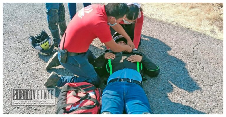 Se cae motociclista en la desviación a la localidad de Petachicuaro