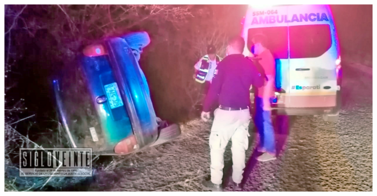 Vehículo se vuelca en la carretera a Comburindio, fue abandonado