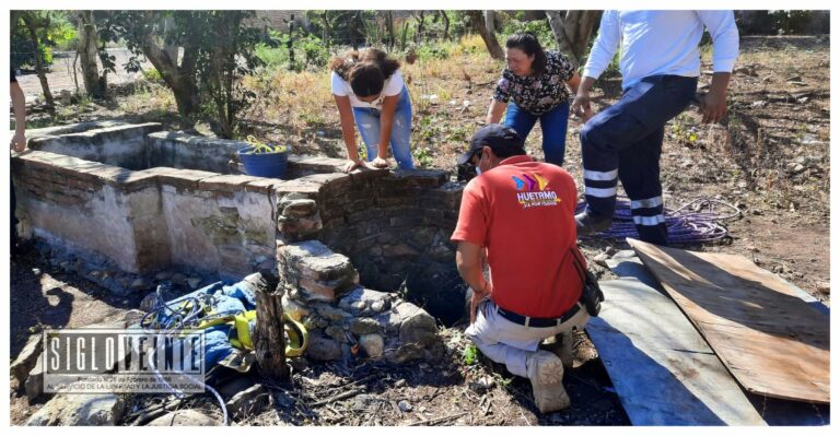Dos cachorros fueron rescatados de un pozo por socorristas de Protección Civil de Huetamo