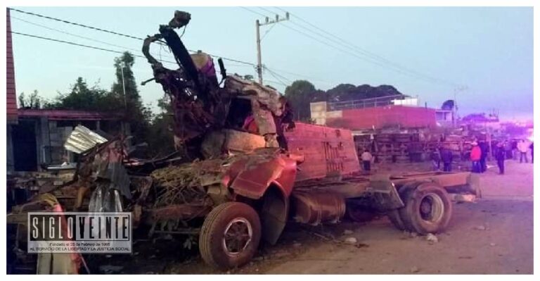 En Zitácuaro, tráiler sin frenos impacta siete vehículos en la salida a Toluca