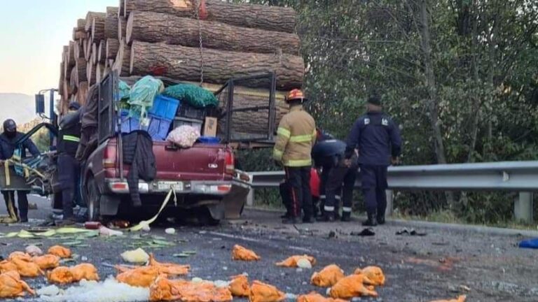 Pareja sobrevive al quedar prensados en choque de camioneta y camión con madera en Zitácuaro