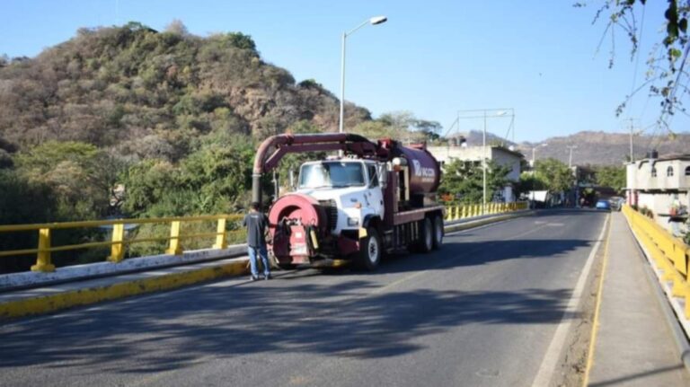 Realiza gobierno de Carácuaro desazolve preventivo en la red de alcantarillado y drenaje sanitario