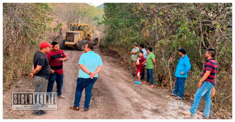 Alcalde de Carácuaro continúa con la rehabilitación de los caminos rurales