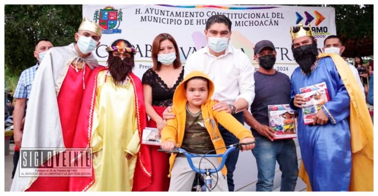 Alcalde de Huetamo y titular del DIF siguen entregando juguetes a nombre de los Reyes Magos