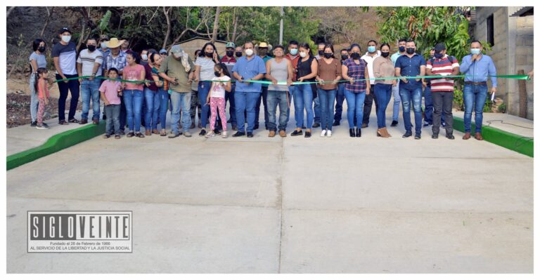 Inaugura alcalde de Carácuaro la pavimentación de importante vialidad de la cabecera municipal