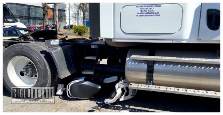 Motociclista se salva de milagro al derrapar en su unidad y quedar abajo de un tráiler