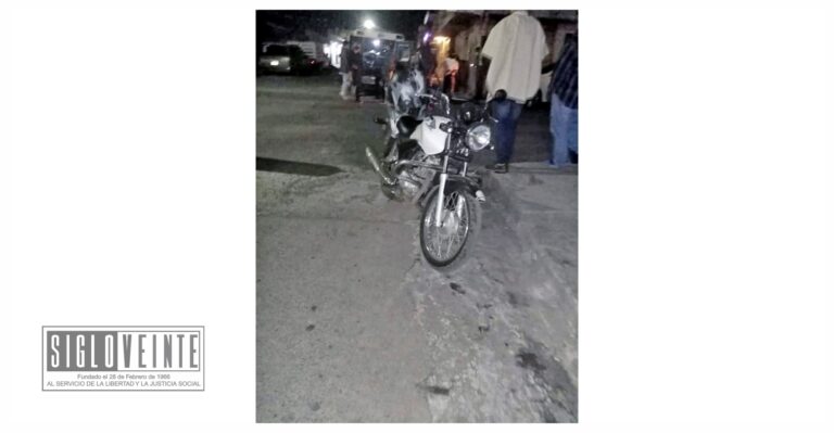 Por el exceso de velocidad chocan dos motocicletas, hay dos jóvenes lesionados