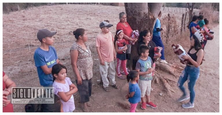 Reina de las Fiestas Patrias y autoridades del Ayuntamiento de Nocupétaro regalan cobijas a familias vulnerables