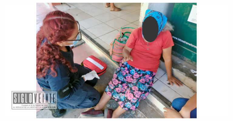 Señora de la tercera edad sufre desmayo por golpe de calor y deshidratación en el centro de Huetamo