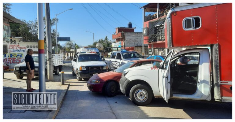 Camioneta y auto chocan en la Avenida Madero Norte de Huetamo