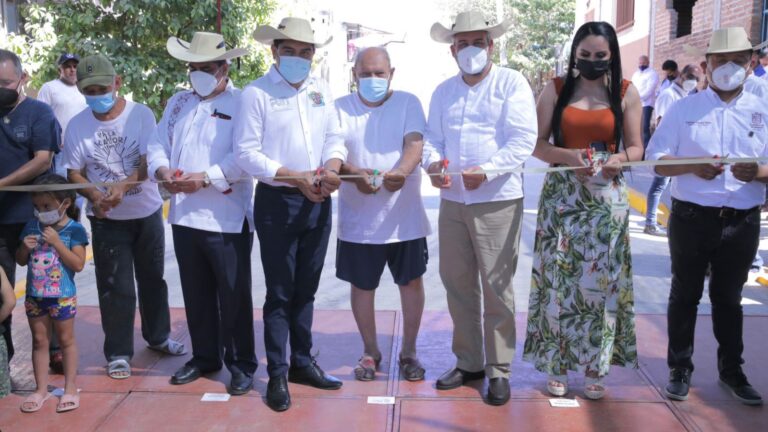 Inauguran Alfredo Ramírez y Pablo Varona la pavimentación de la calle Roma en el Barrio del Terrero