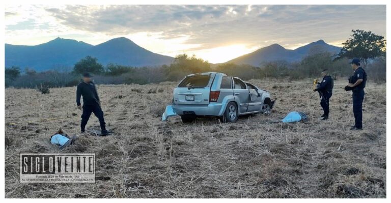 Pareja fallece por volcadura en la carretera a Zirándaro
