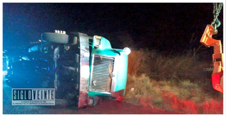 Torton cargado con melones vuelca la noche de ayer en la carretera a San Lucas