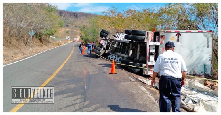 Vuelca tractocamión pasando Nocupétaro, lo abandonan en el lugar