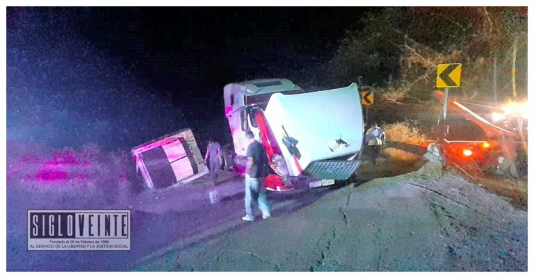 Vuelca tráiler cerca del entronque de La Eréndira, no hubo lesionados