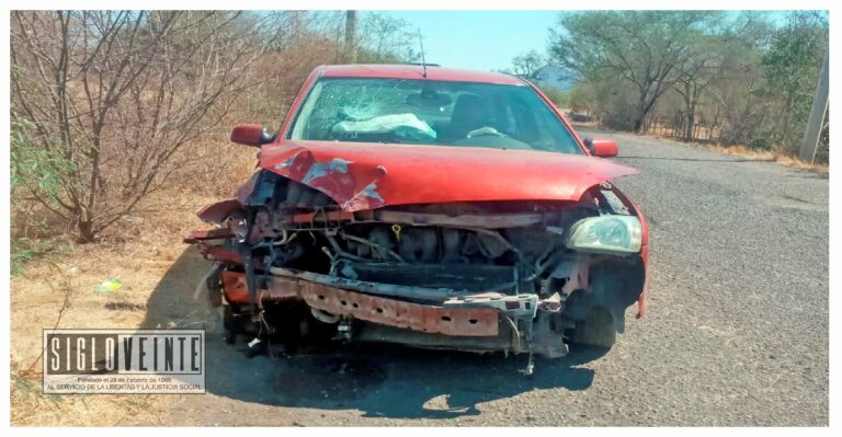 Abandonan vehículo luego de chocar contra poste de luz en Puertas Cuatas