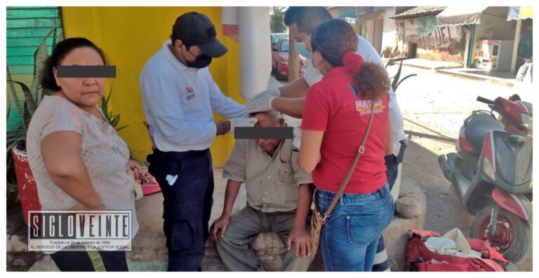Adulto mayor es atendido de una herida en la cabeza al caerse en céntrica calle de Huetamo