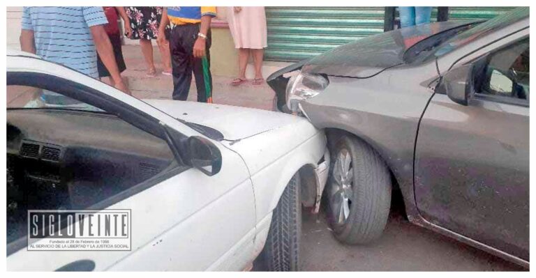 Continúan los accidentes en el centro de Huetamo, hoy chocaron dos vehículos, van 3 en una semana