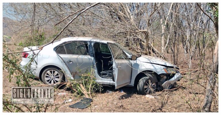 En Huetamo, un Jetta se sale de la carretera y resultan 2 mujeres lesionadas