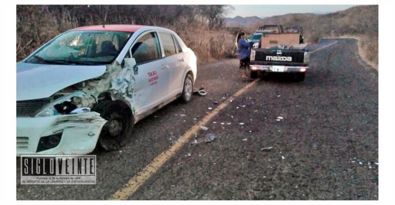 En la carretera a San Lucas chocan de frente camioneta y taxi, hay un lesionado