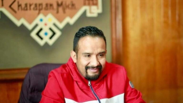 Asaltan al presidente municipal de Charapan, le quitan su camioneta