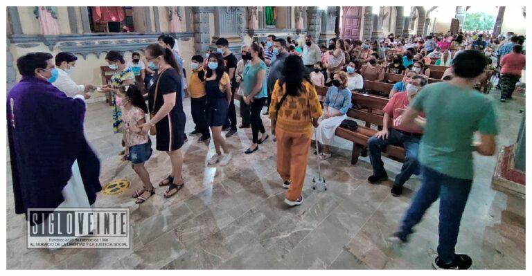 Fieles católicos de Huetamo acuden a recibir la ceniza en el inicio de la Cuaresma