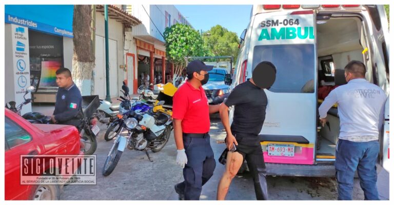 Moto y camioneta chocan a un costado del Palacio Municipal de Huetamo