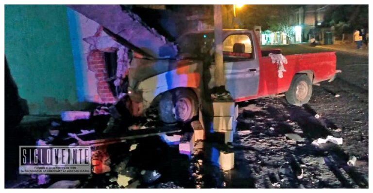 Muere joven de 19 años al chocar camioneta con la fachada de un domicilio particular en Arroyo Hondo